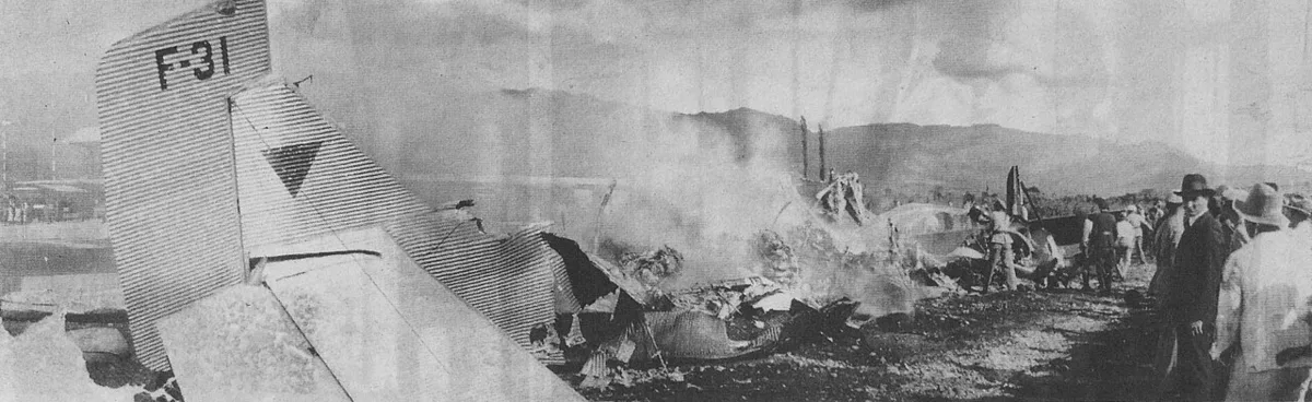 1935年のメデジン空港の墜落事故現場。焼けた機体を大勢が取り囲んでいる
