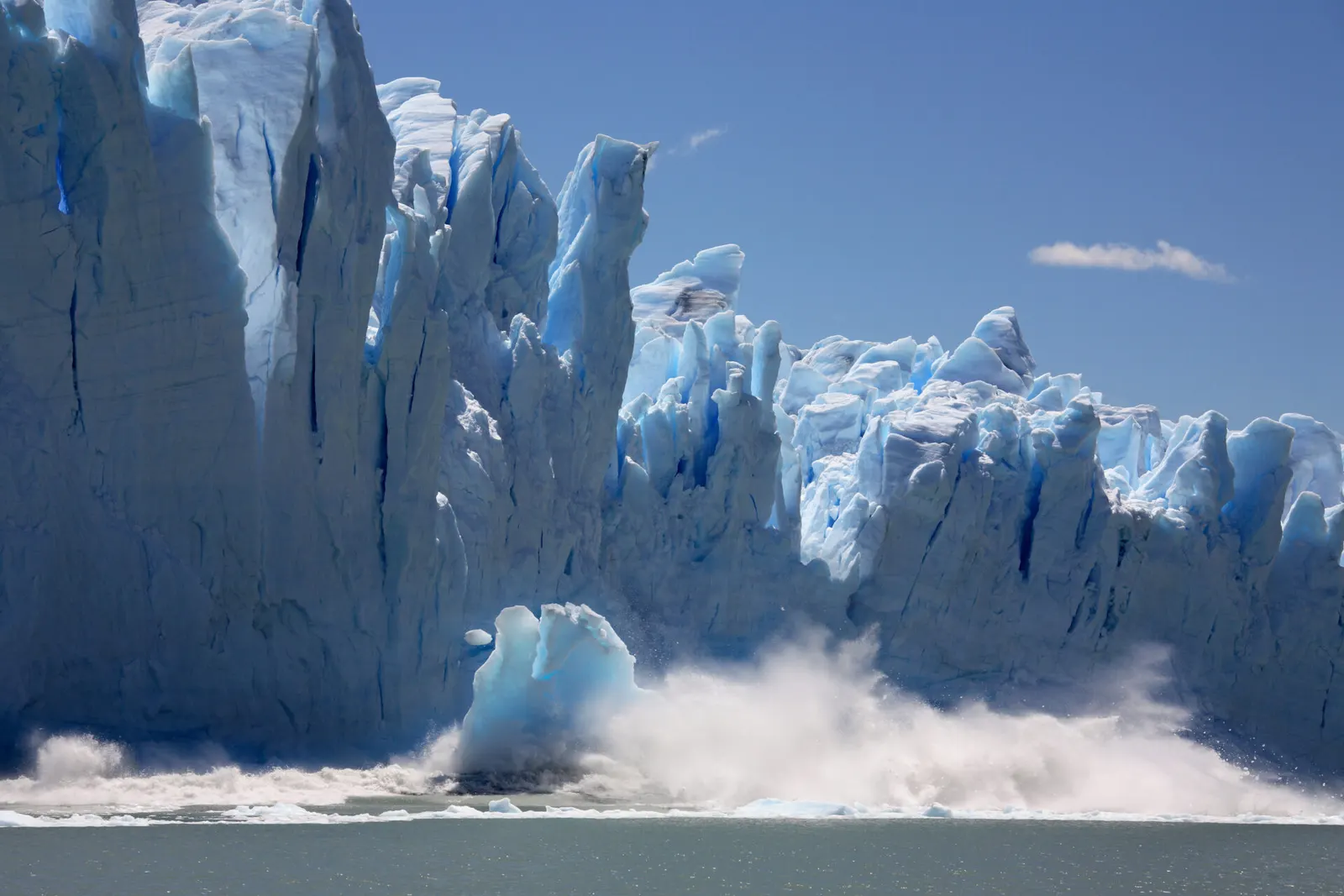 ペリト・モレノ氷河の巨大な氷壁と湖
