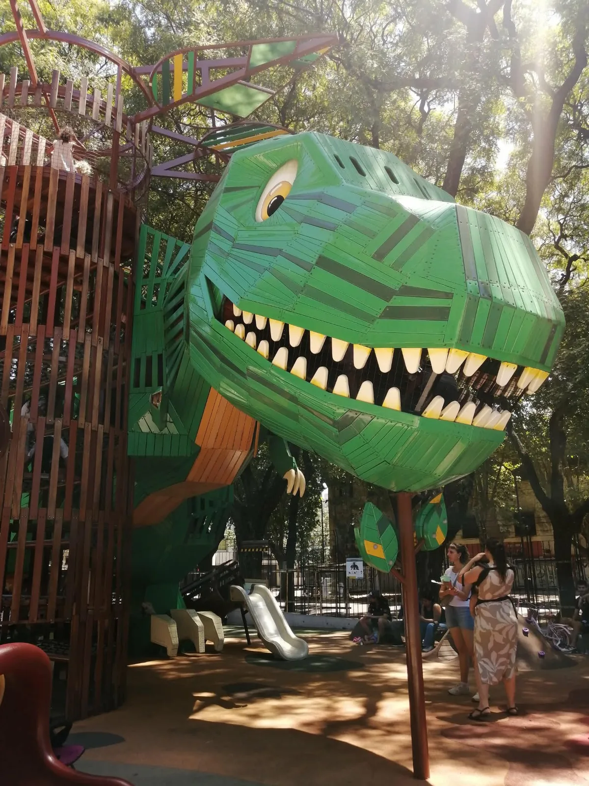 ブエノスアイレスの公園にある巨大な恐竜の遊具。子どもたちが中に登って遊べる