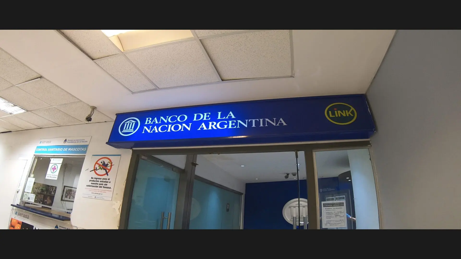 空港内にある Banco de la Nación Argentina の窓口