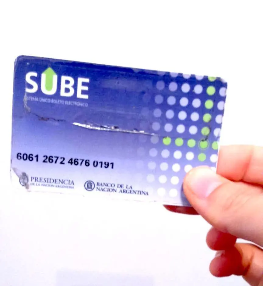 手に持ったSUBEカード。青地に白の SUBE ロゴ