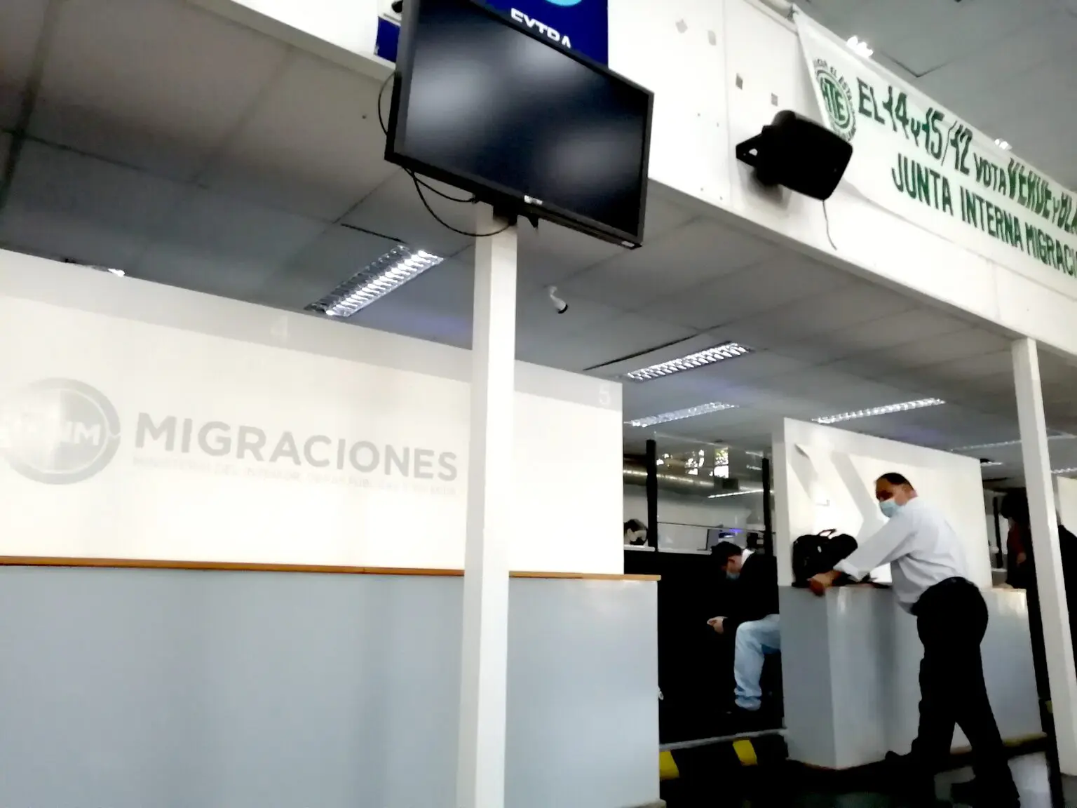 MIGRACIONES の表示があるセクター。番号表示のモニターが下がっている