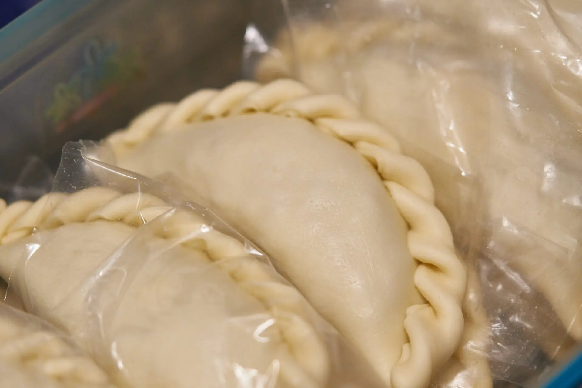 皿に盛られた焼きたてのエンパナーダ