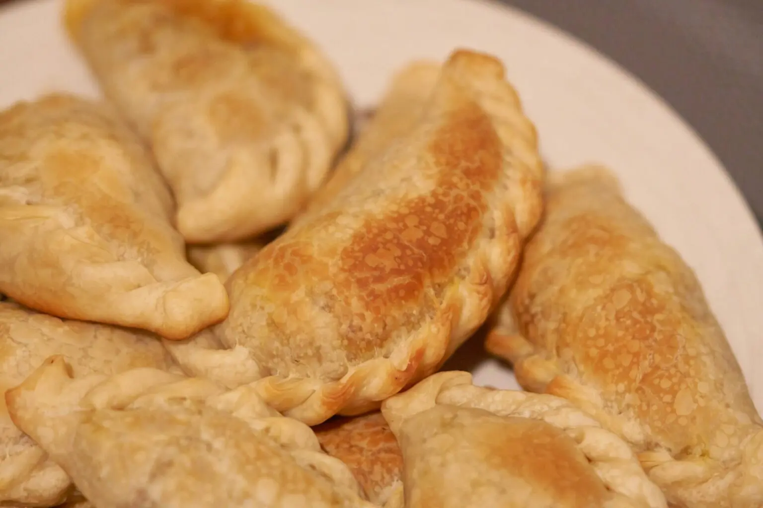 焼き上がったばかりのエンパナーダ。縁のひだ (レプルゲ) がひとつずつ手で折られている