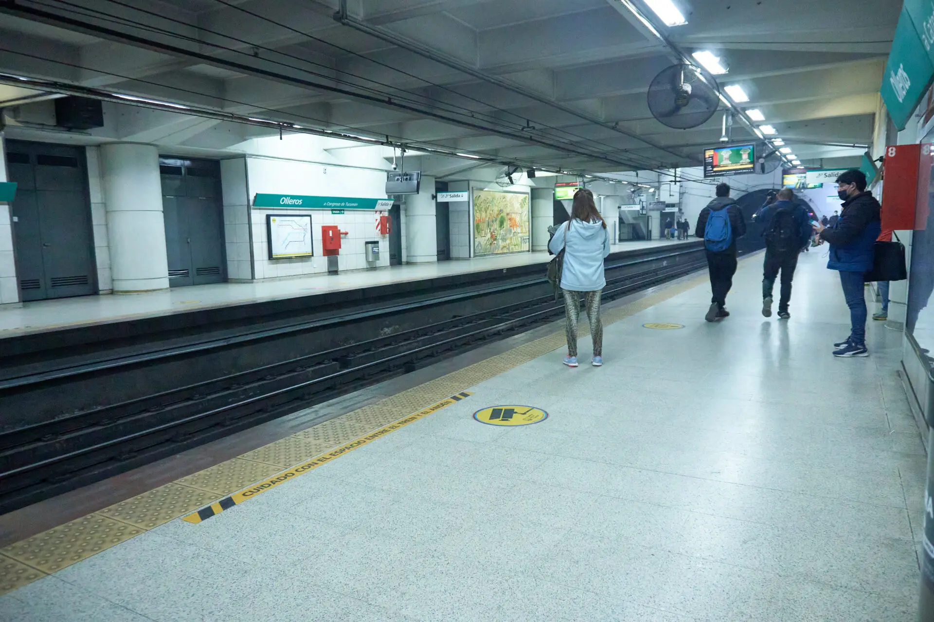 スブテのホーム。数人の乗客が電車を待っている