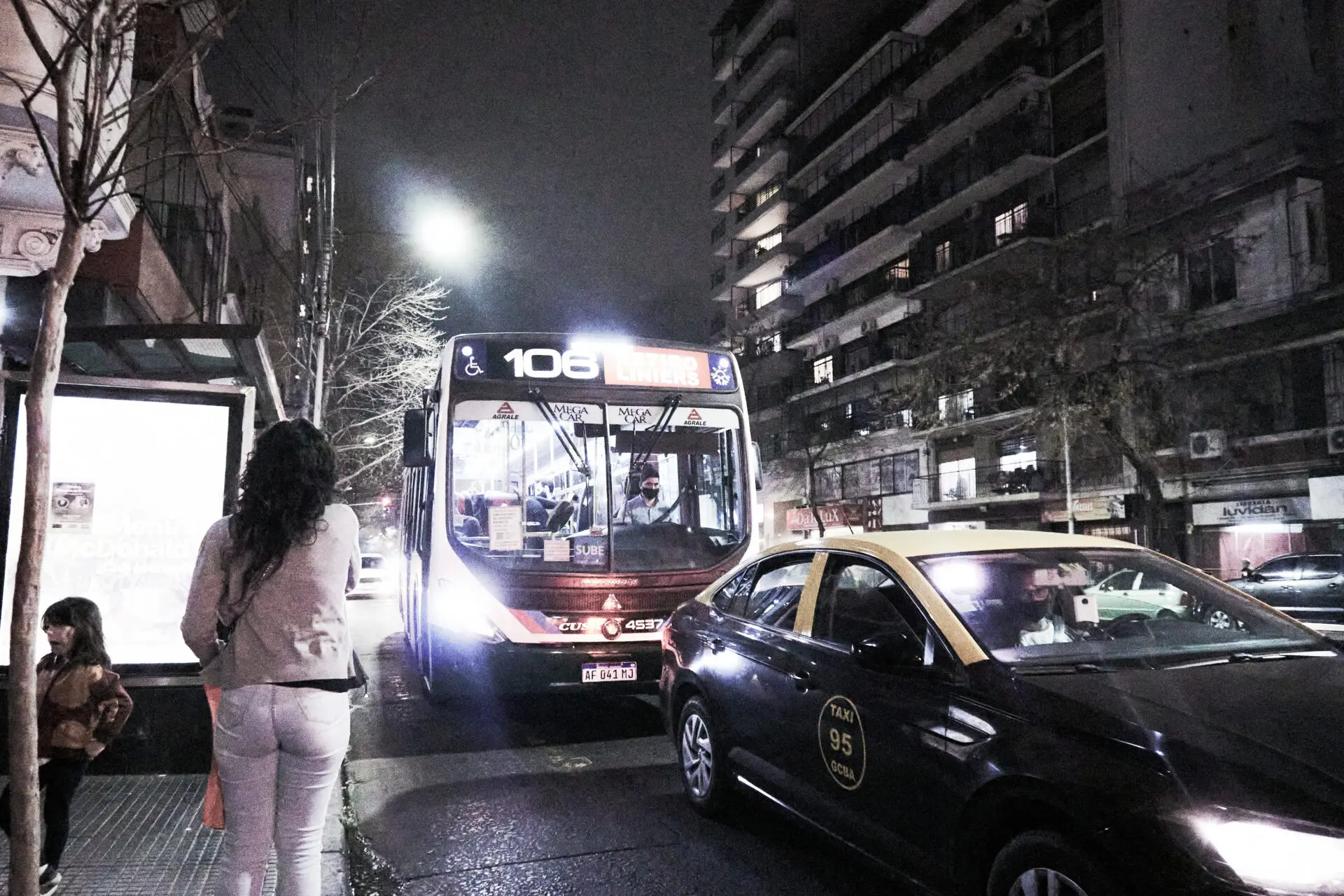 夜のブエノスアイレス市街に停車する106系統のコレクティーボ