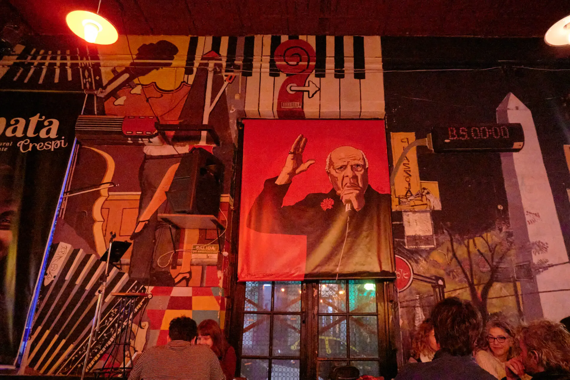 サナタバーの店内。壁一面の絵の中央にオスバルド・ペレドを描いた赤い幕がある