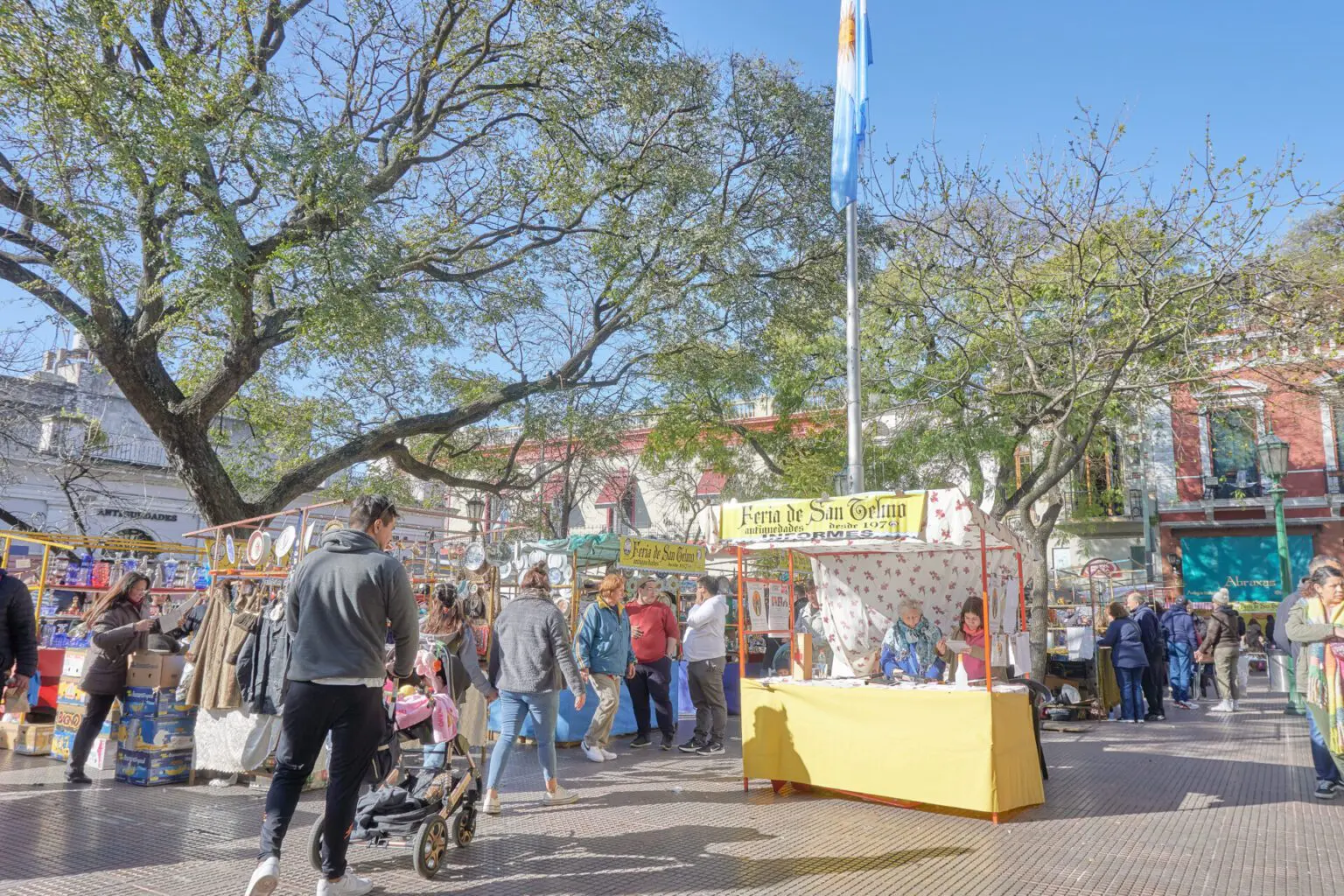 Feria de San Telmo antigüedades desde 1970 と書かれた横断幕が通りをまたいで張られている