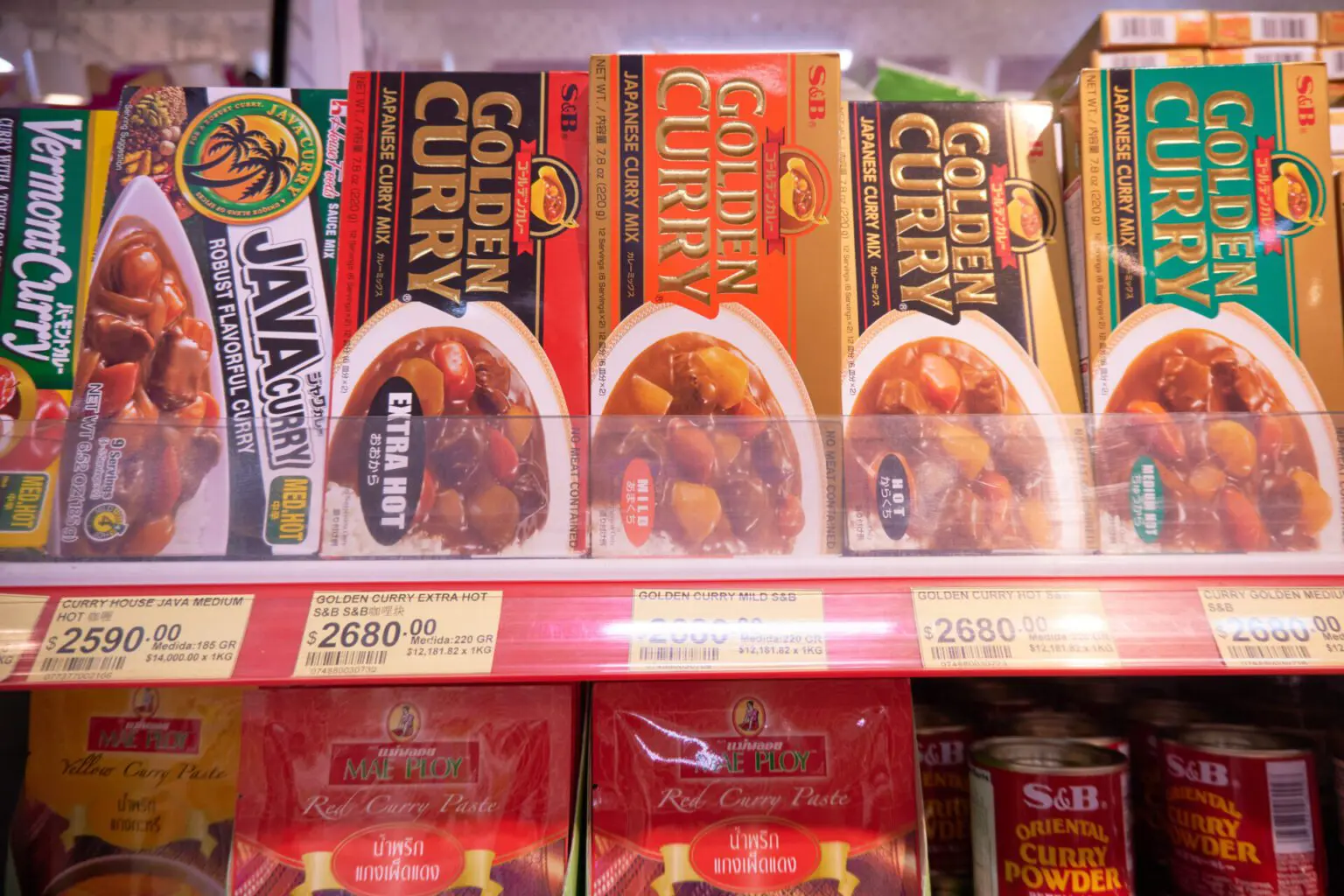 日本のカレールウの箱が並ぶ棚。バーモントカレー、ジャワカレー、ゴールデンカレーの各辛さ