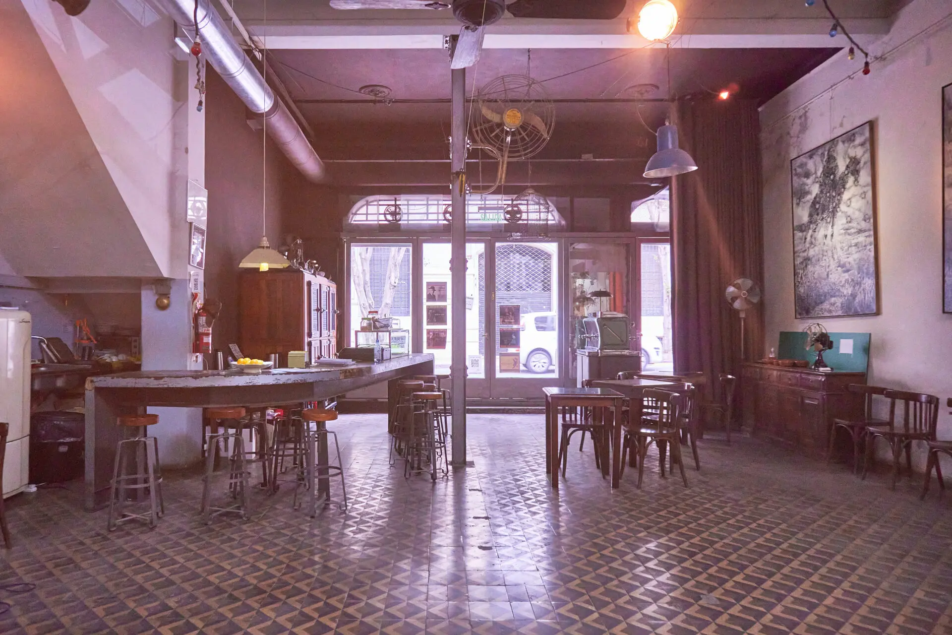 エル・タクアリ・タンゴの昼の店内。長いカウンターとタイル床